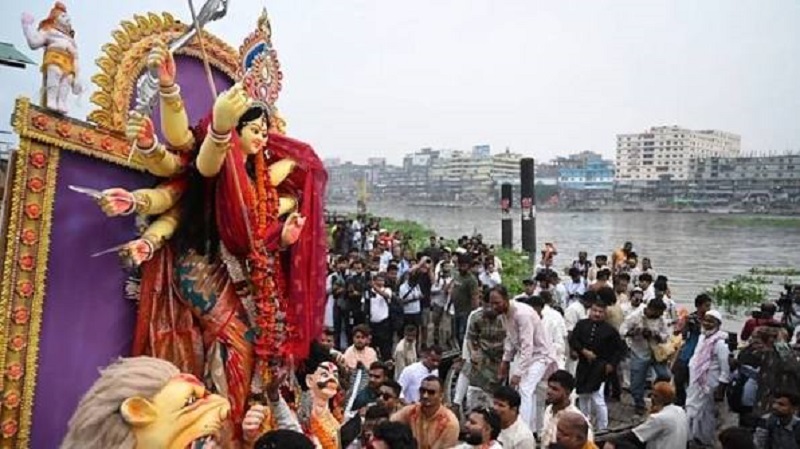 প্রতিমা বিসর্জনে শেষ হলো দুর্গোৎসব, অপেক্ষা আগামী শরতের